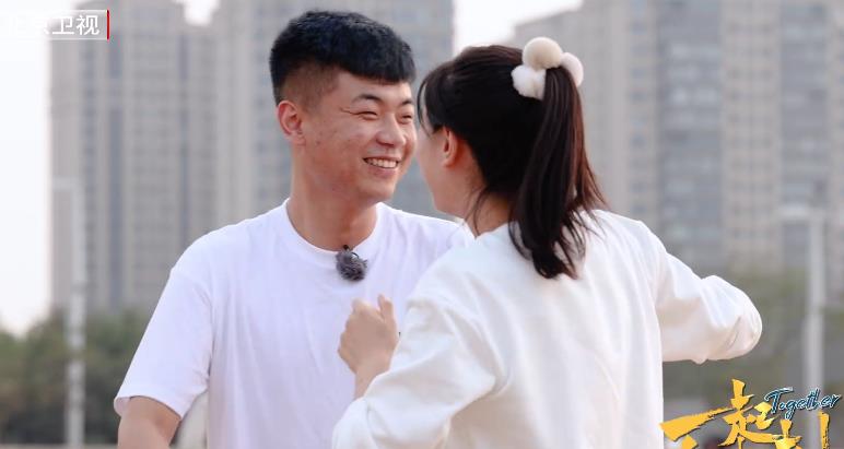 孙一文|孙一文好美！罕见抹胸长裙亮相，首次走T台太飒，吸金不输杨倩