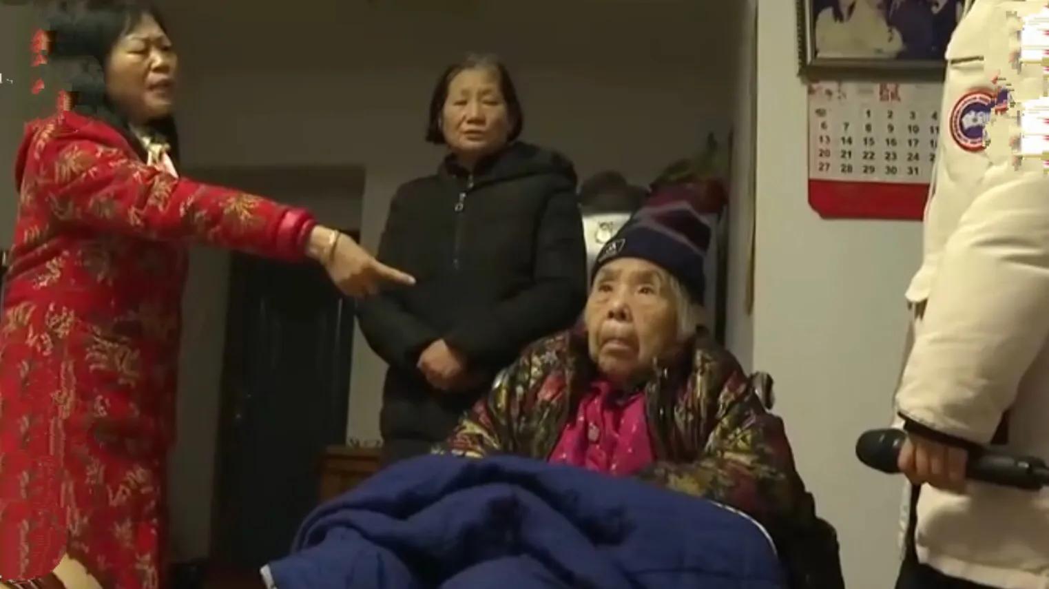 蜗牛的悠闲时光 88岁的老人养大四个儿子，如今没人愿意赡养她，气得她撞墙自杀