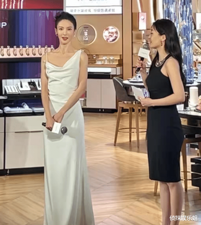 金晨|金晨活动生图曝光，穿吊带白裙又高又瘦，腕线过裆身材比例完美