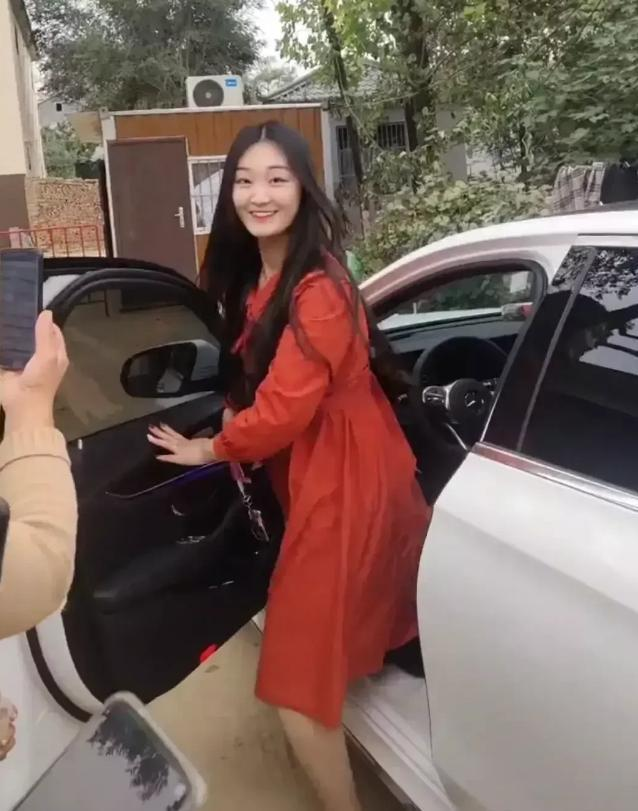 张艺兴|大衣哥儿子直播首秀很成功，换了新搭档的他看起来自信十足