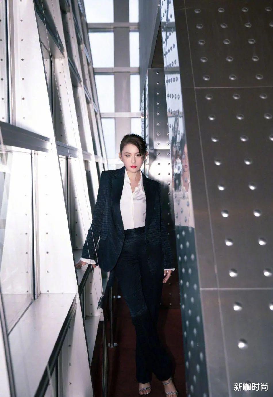 新咖时尚|没见过这么飒的热依扎！一身西装眼神凌厉，好似“霸道女总裁”