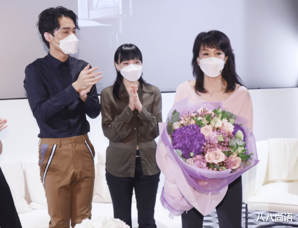 郑裕玲|64岁郑裕玲庆生照，V领毛衫配小黑裤彰显高级美，曾自曝不信婚姻