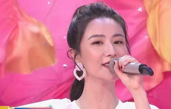 滤镜|五四晚会无滤镜，白敬亭油光满脸，李沁圆润，没想到她却成了颜霸