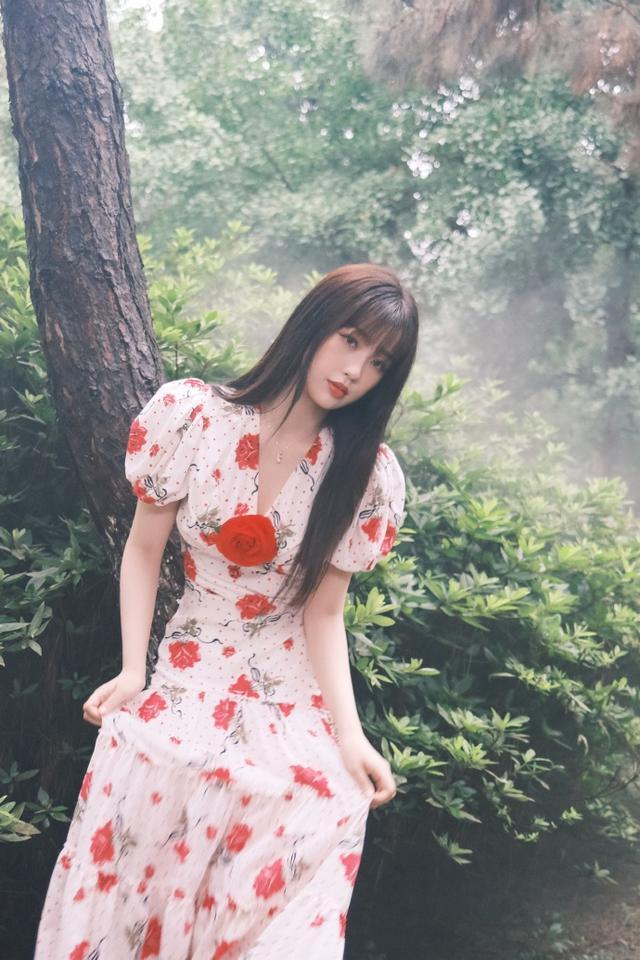 旗袍公馆|虞书欣越“作”越火,穿玫瑰长裙扮成熟,不说话的时候挺惊艳的