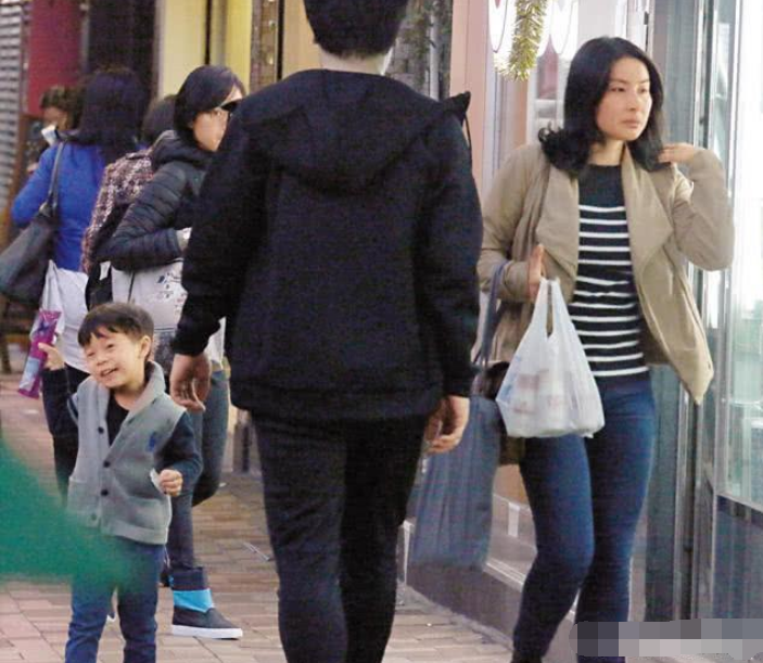 郭晶晶|公益活动上郭晶晶与霍启刚成双成对，甘比独自现身与霍震霆合照