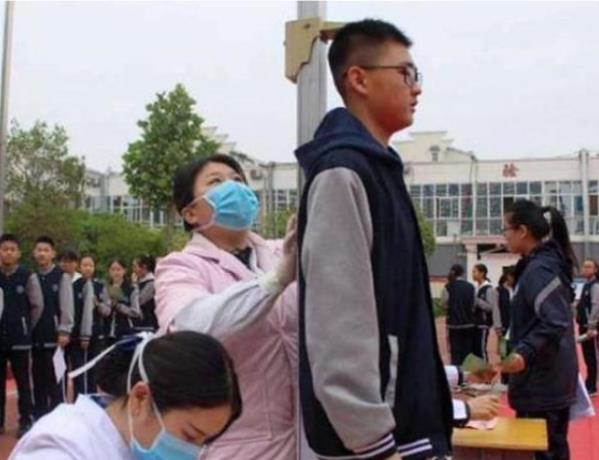 吴洪娜聊说育儿|男生的身高什么时候停止发育?注意这个阶段,学生和家长要知道