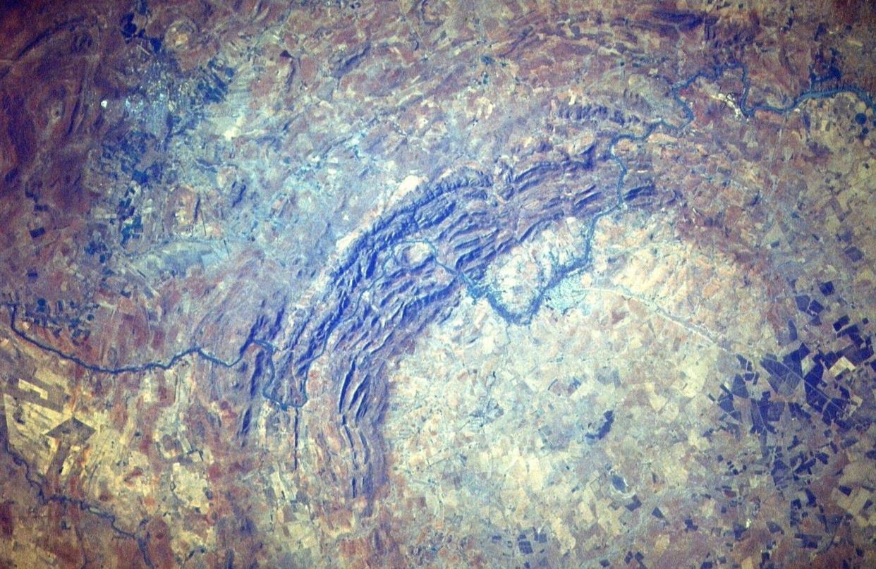 陨石坑 直径300千米的全球最大陨石坑：形成20亿年，人类花几千年才发现