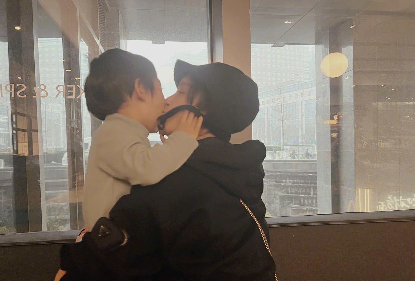 张歆艺|张歆艺陪孩子睡帐篷,两个大人蜷着腿睡在外面,小家伙在一旁呼呼大睡