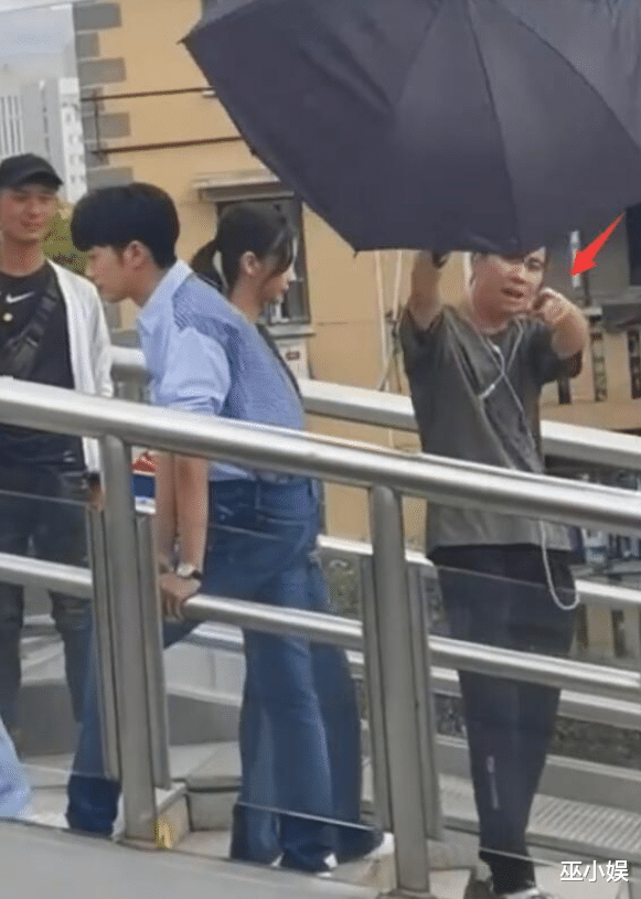 赖冠霖|baby拍戏被偶遇？本人暴瘦锁骨抢镜，多位助理打伞排面大