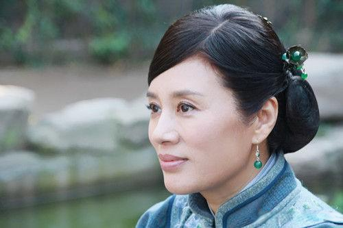 李凤绪|57岁的李凤绪，长发披肩休闲装扮，与老公结婚多年无绯闻，是真爱