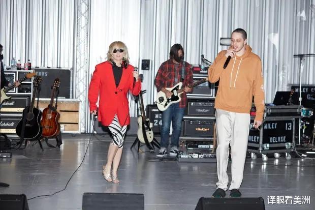 金·卡戴珊|金·卡戴珊绯闻男友皮特·戴维森剃掉金发，新的一年从头开始