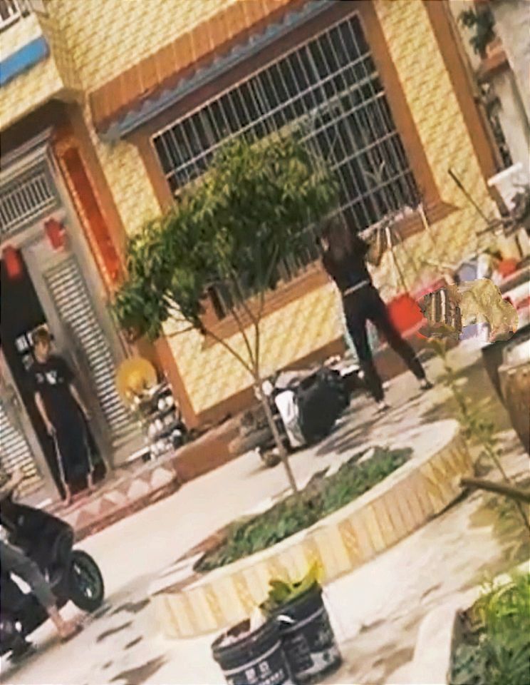 民生小鱼 广西：一“鬼火少年”无证驾驶，母亲用木棍砸车，网友：干得漂亮