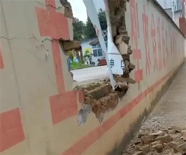 教练车 错把油门当刹车，教练车穿墙而过，驾校：原因正在调查