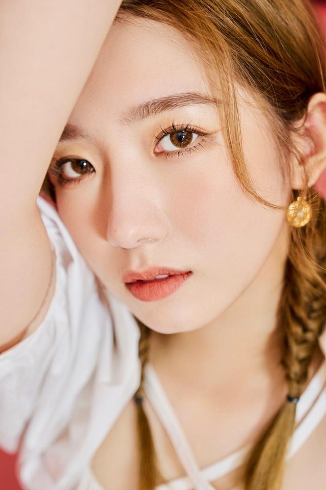 旗袍公馆|孟美岐换风格了，穿露腰装扎麻花辫，打扮似邻家小妹