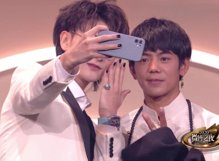 周星驰|92位明星走红毯，有一半争着与丁真合影？黄子韬台上邀自拍