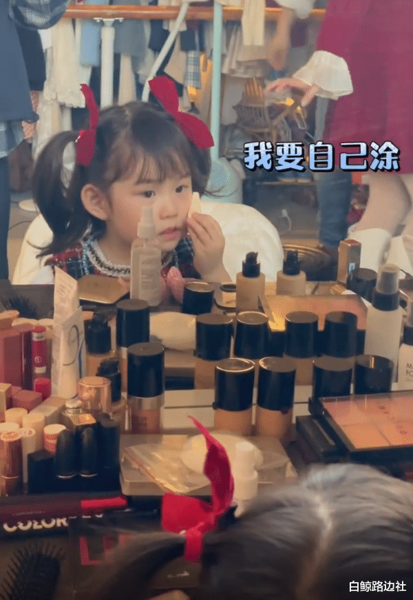 少年包青天|杜若溪晒3岁女儿近况！脸蛋圆嘟嘟酷似严屹宽，不停摆造型很有范