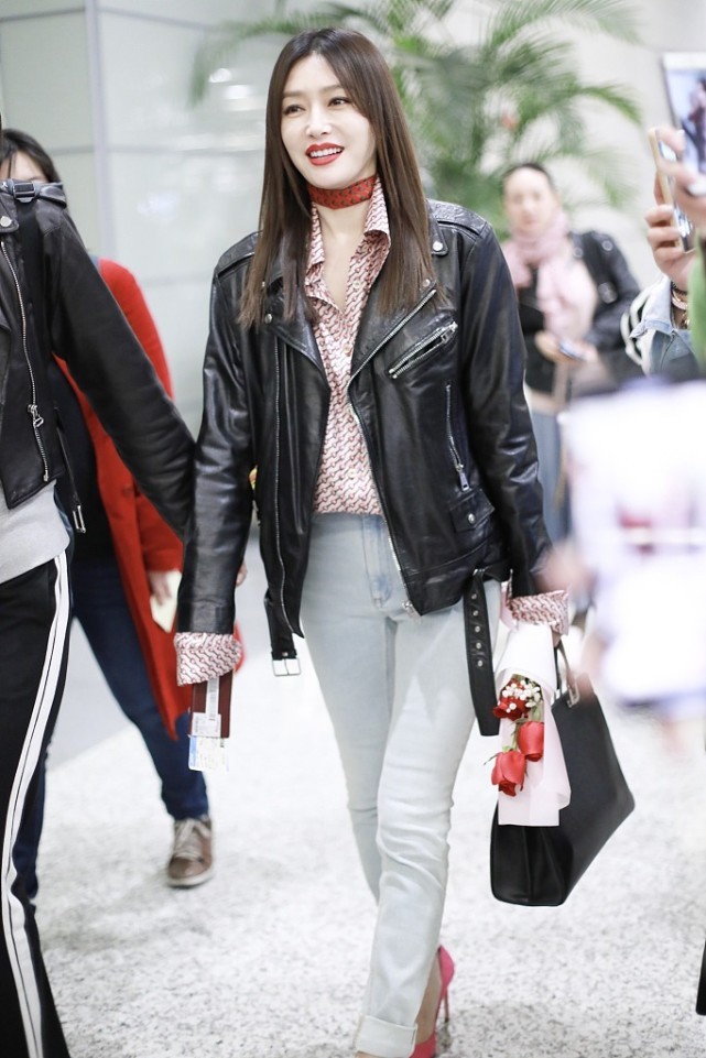 白小白的衣橱 女明星有多自律？秦岚穿露脐装秀马甲线，一般人真做不到这样