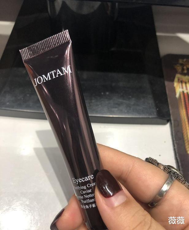 化妆品 戚薇晒自拍照被赞,分享自用“眼霜”,怪不得眼周肌肤紧致细腻!