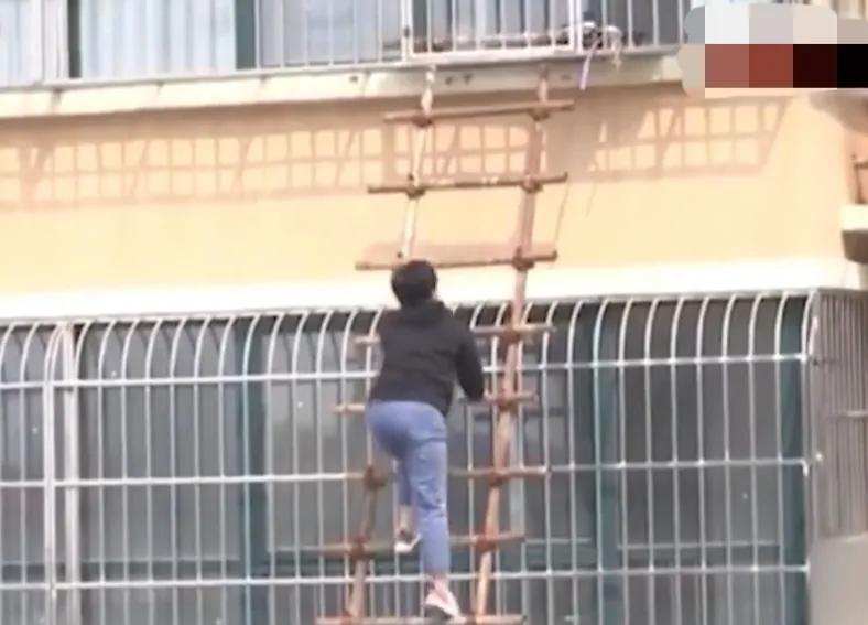 60岁大爷霸占楼道5年:想上楼先给50万!业主流浪5年,有家难回