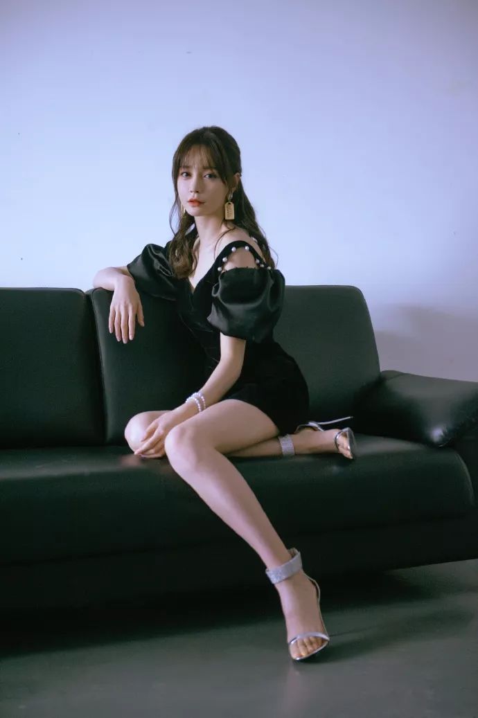 |沈梦辰真是“腿精”本人！穿灰色吊带裙录节目，腰以下全是腿