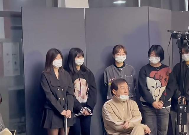 成龙|67岁成龙现身武汉高校上课，获百人迎接排场大，亲切打招呼无架子