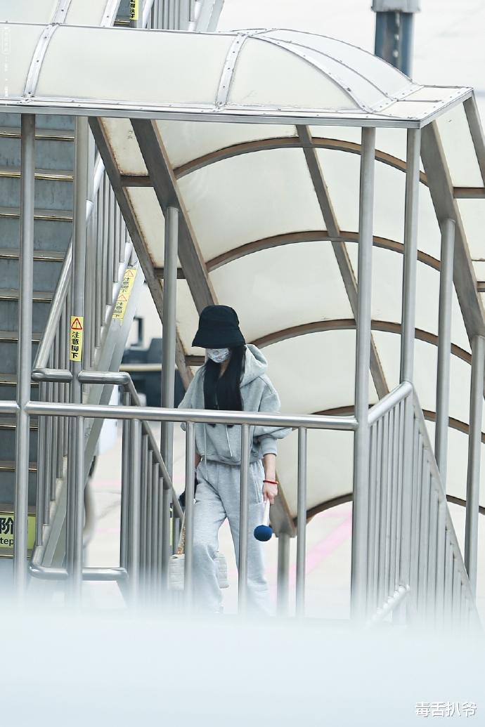 赵丽颖|赵丽颖离婚后首次现身！身材纤细大长腿吸睛，手拿养生锤气场十足