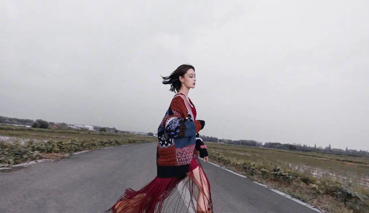 张馨予|张馨予公路野生大片，展露曼妙曲线放飞自我，超级性感！