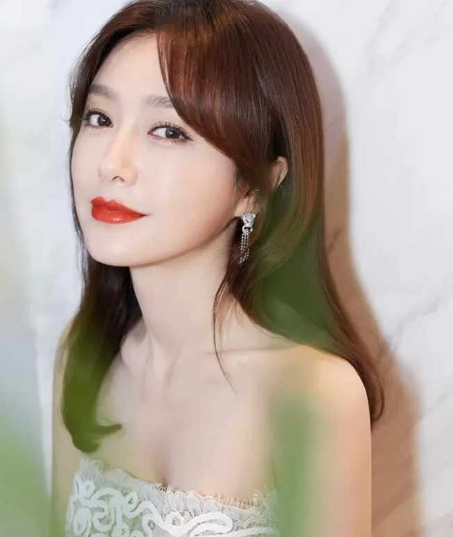 秦岚|“白月光”秦岚，温柔如水的女人，是优雅端庄本尊