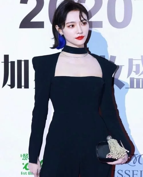 何穗|难怪杨颖说何穗是圈内最怕见到的人，当何穗和许佳琪撞衫，这腰臀比简直逆天