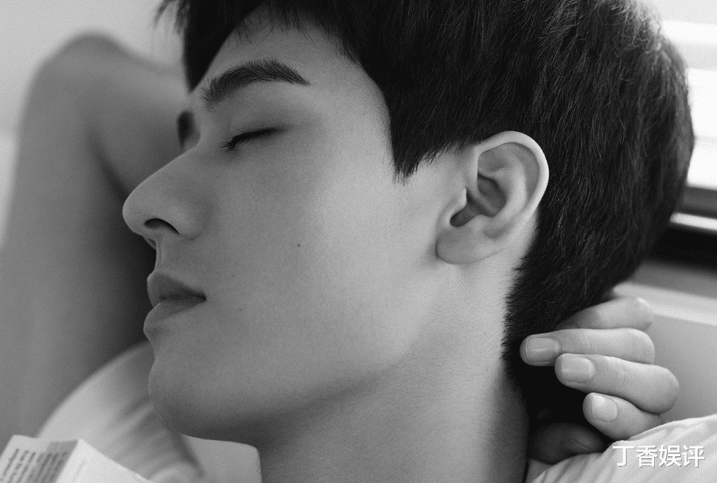 龚俊|龚俊晒女友视角大片，五官精致帅出新高，睡眼惺忪的模样谁扛得住