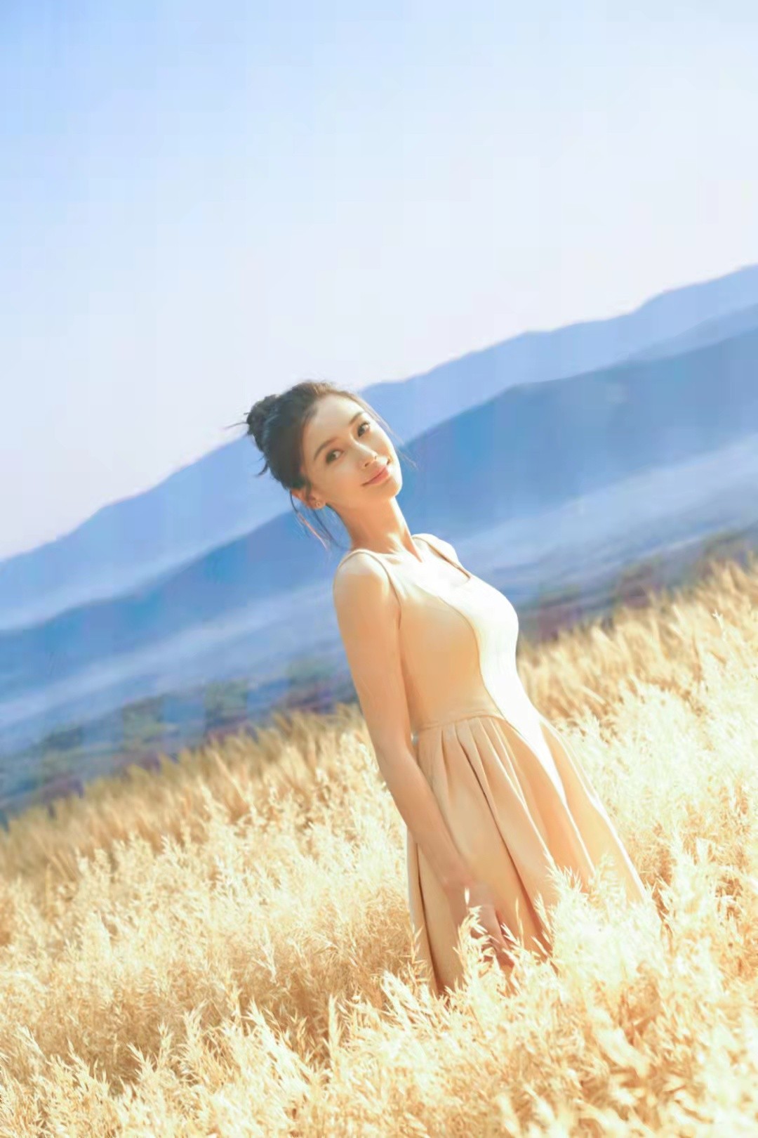 Angelababy|黄晓明全家出游！Baby叠穿衬衫变辣妈超抢眼，小海绵继承爸爸帅气