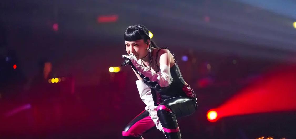 跨年|《闪光的乐队》初舞台广受好评，张碧晨火力全开，周洁琼惊艳全网