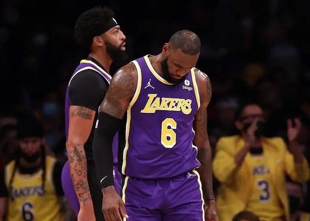 詹姆斯恐将步科比后尘！名嘴称他已沦为玻璃人，湖人应将他交易