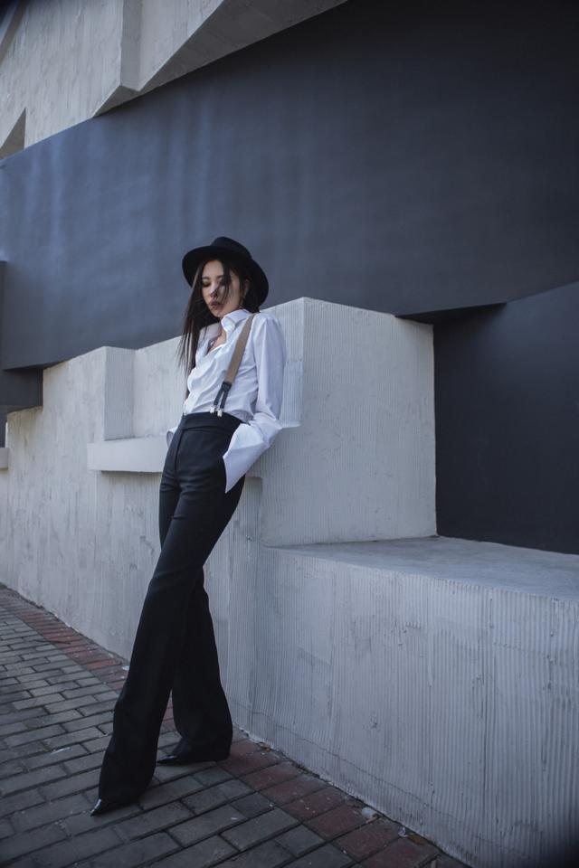 旗袍公馆|宋妍霏胆真肥，衬衫只系一颗扣露内衣，在妈妈面前还这么敢穿