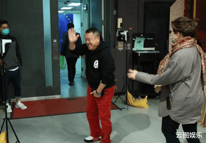 谭咏麟|谭咏麟深陷风波，汪明荃夫妇公开力挺，罗家英称上了年纪不可能