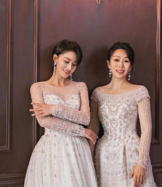 好物官 张馨予为妈妈“拍写真”庆生，肌肤细腻光滑，自用面霜“成亮点”