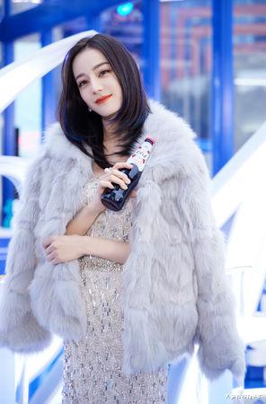 迪丽热巴|迪丽热巴大叔粉“用钓竿追星”超狂！现场照曝光网笑翻：好强