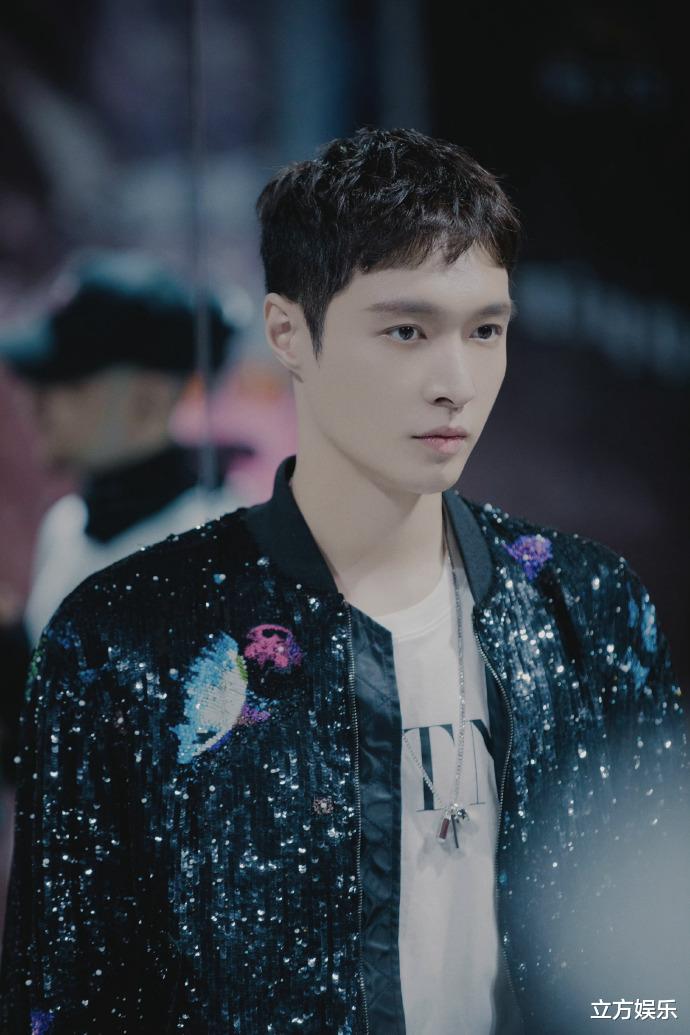 张艺兴|专辑限购后：张艺兴销量缩水十倍，却超lisa单曲数据100万！