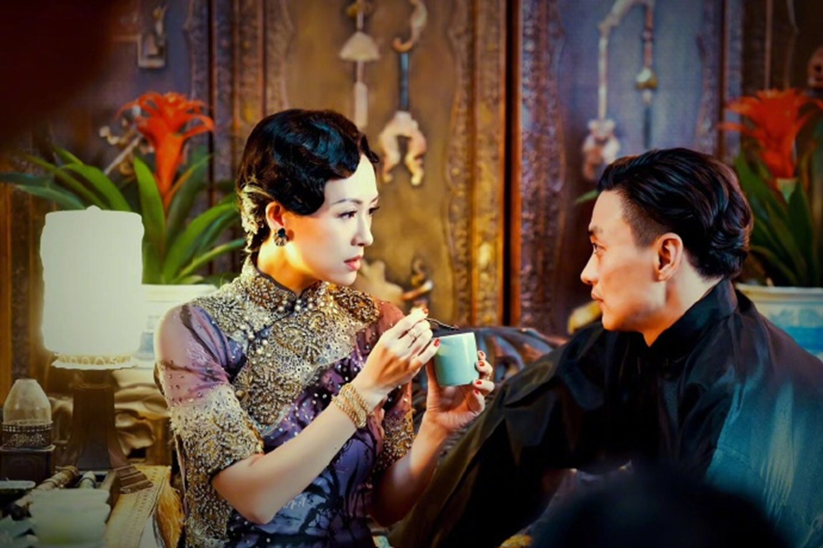 章子怡|“国际章”的美名真不是白给的，章子怡穿上旗袍，曲线让小花折服