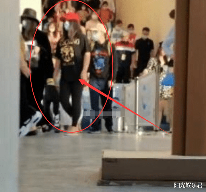 王诗龄|李湘和女儿旅游近照，11岁王诗龄身高赶上妈妈，但体型却更加壮实了