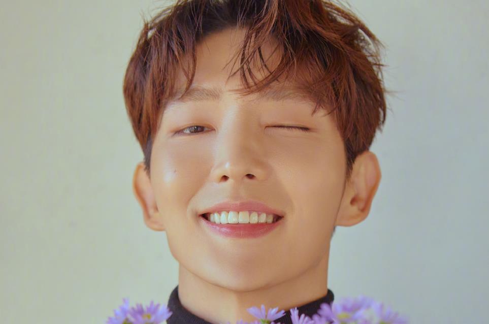 周冬雨|他曾是雌雄莫辨的美少年，常与IU周冬雨合作，如今近照肿得认不出