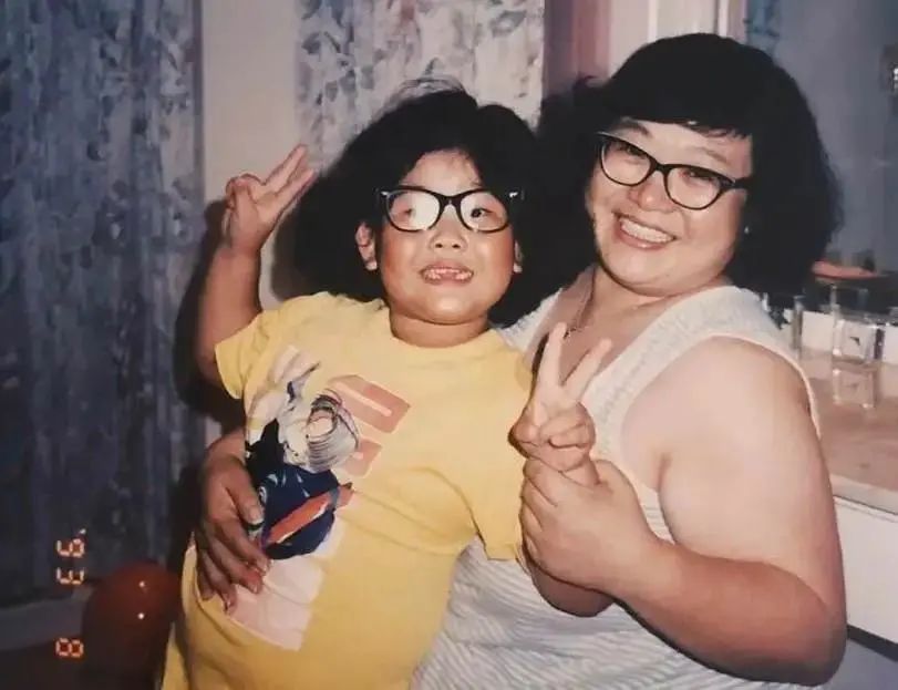 郑欣宜|郑欣宜生病住院，做完手术表情痛苦，未见父亲郑少秋