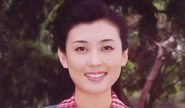 主持人|央视主持人被质疑嫁大20岁富二代，事业全靠后台捧，她却沉默了