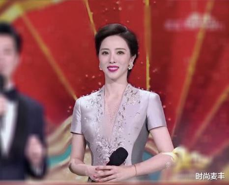 李思思|李思思的腰上了热搜，可谁注意到了她的主持礼服？霸气秀中国服饰