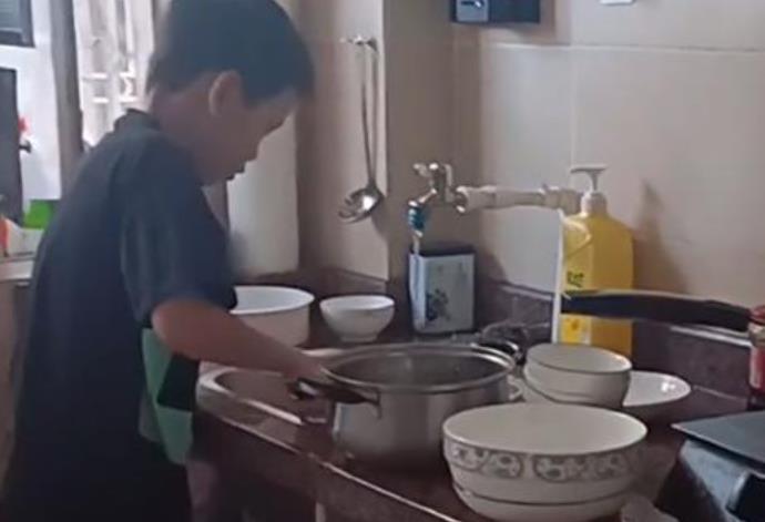 |孙卓回深圳后,网友替孙辉鸣不平,孙卓外边玩耍弟弟却在家做家务