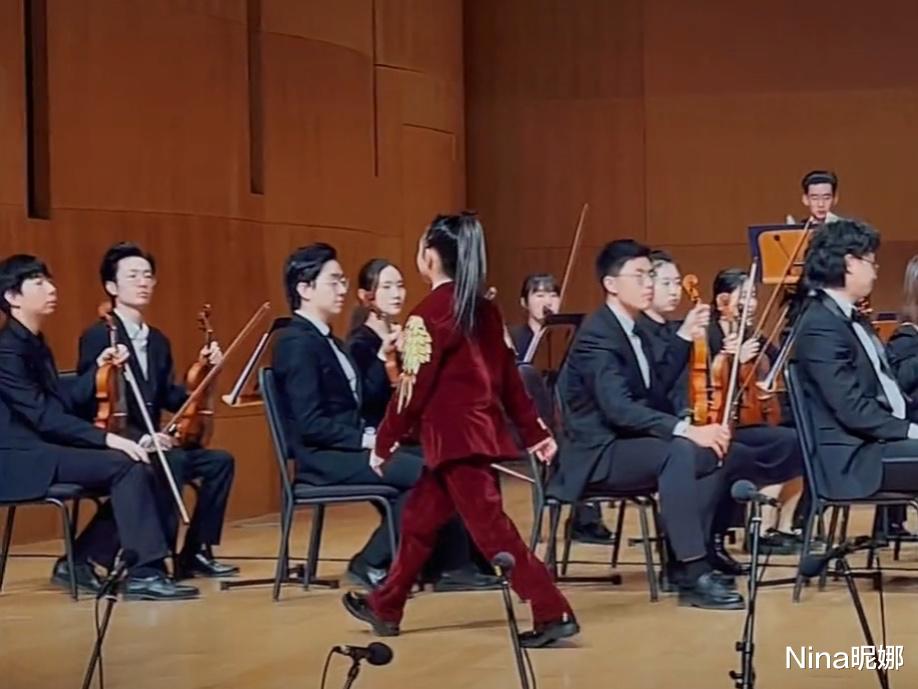 西装 9岁甜馨真出息！穿西装扎高马尾迈八字步参加演出，真给爸妈长脸