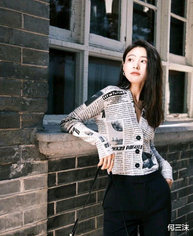 何三沫|针织衫虽然很简约，却能穿出温柔的气质，很适合作为秋装