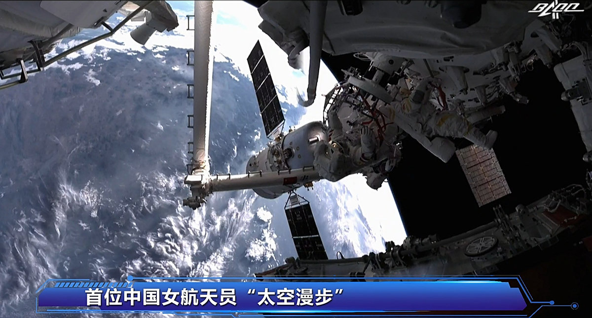中国女航天员首次出舱!王亚平背后太空为何看不到星星,一片黑暗