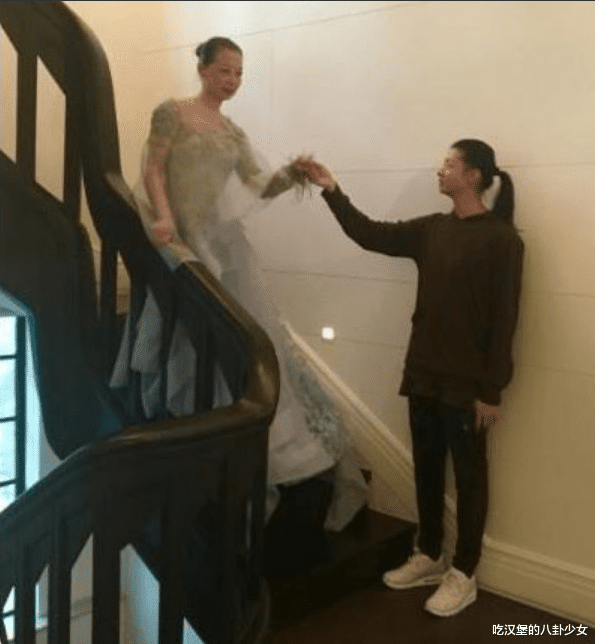 张哲瀚|霍尊与妈妈拍的婚纱照被扒出，母子行为举止过于亲密有点辣眼睛