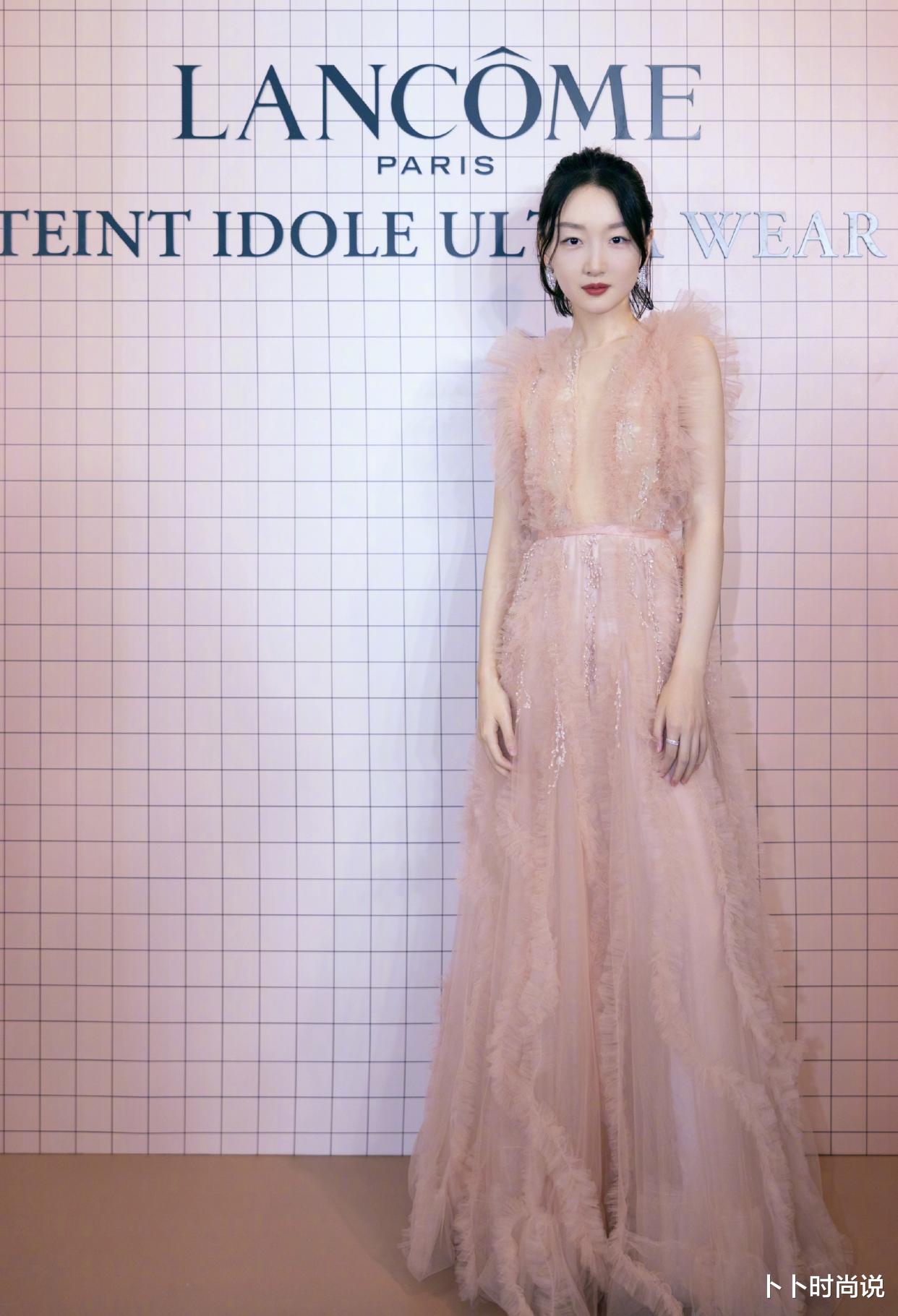 卜卜时尚说 周冬雨长相甜美,可适合她的不是公主裙,不是淑女裙,休闲装最美